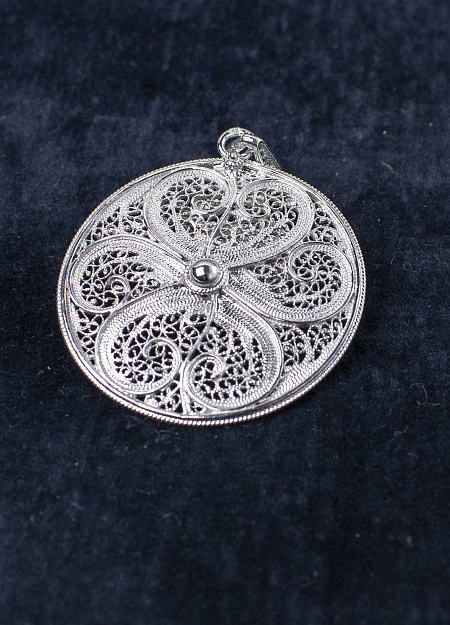 Кулон из серебра с орнаментом осьминог