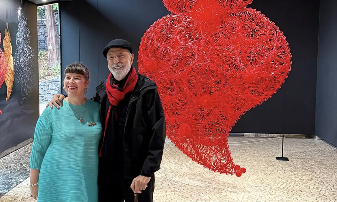 Португальской художницы Joana Vasconcelos заполнила филигранные сердца пластиковыми столовыми приборами 